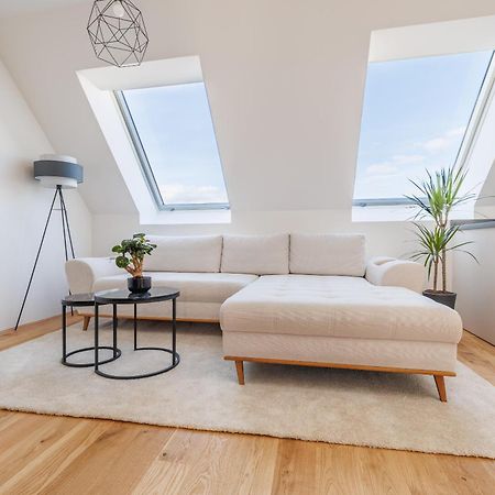 Symphony Apartments 38 - Modern Loft With Terrace And Grill In Central Location Wina Bagian luar foto