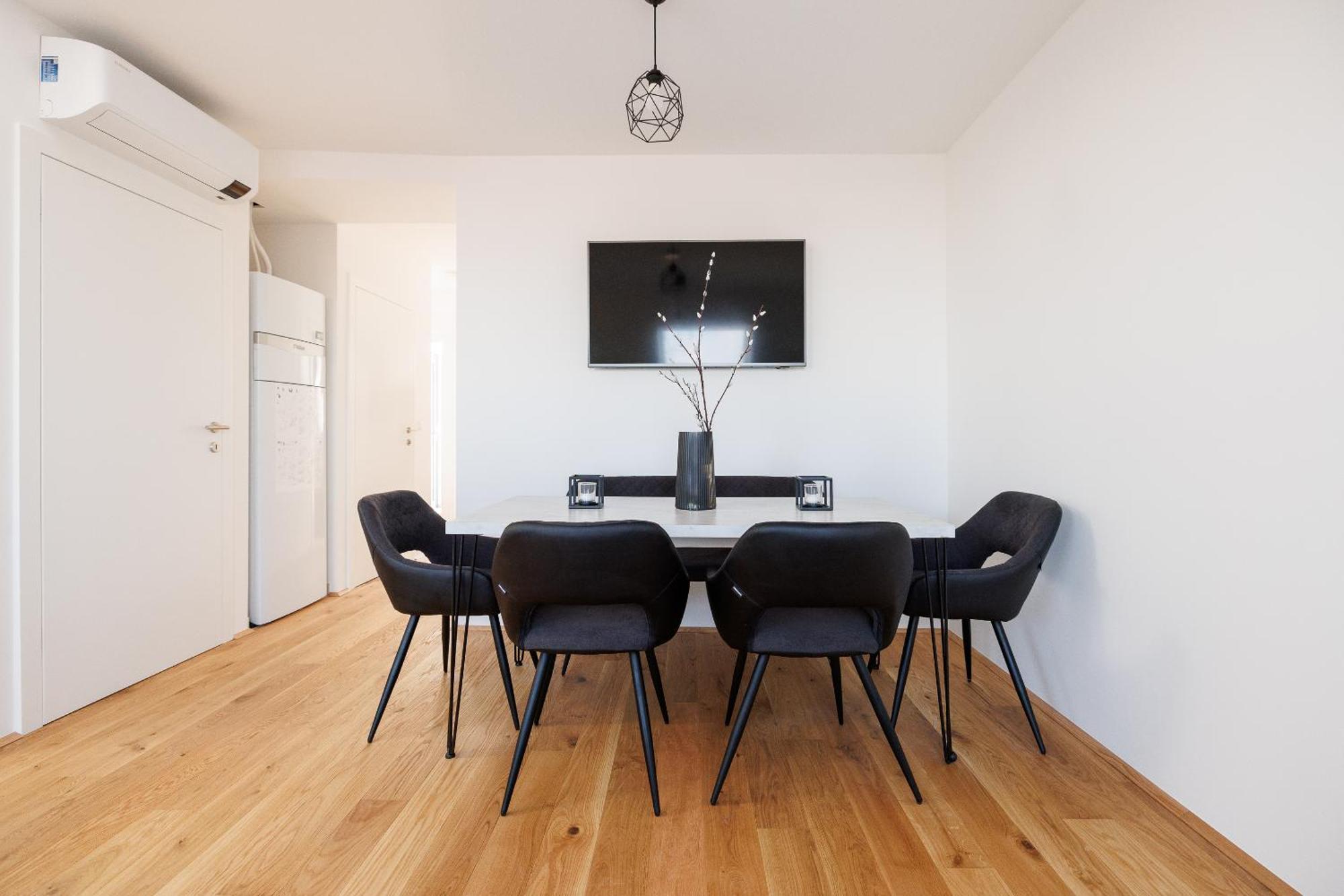 Symphony Apartments 38 - Modern Loft With Terrace And Grill In Central Location Wina Bagian luar foto
